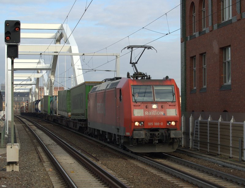 185 188-0 mit Containerzug f�hrt in Ludwigshafen Mitte Richtung Ludwigshafen
