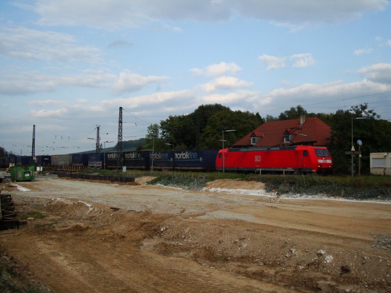 Eine BR 185 f�hrt am 27.09.2008 durch Schliengen in Richtung