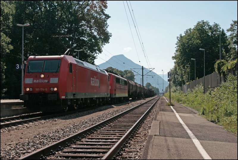 185 174 schleppt eine 151er und einen G�terzug durch den