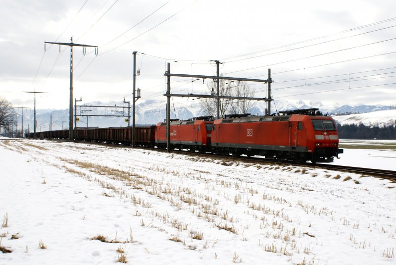 185 100-4 und 185 102-1 rollen mit einem G�terzug von