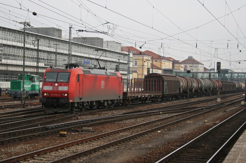 185 052 mit einem gemischten G�terzug am 14.03.2009 in Regensburg