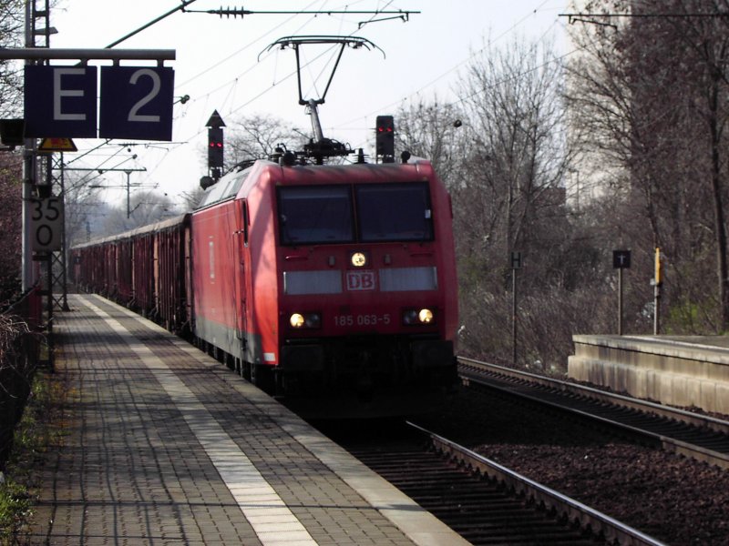 185063-5 with freight train just before entering the station Peine
