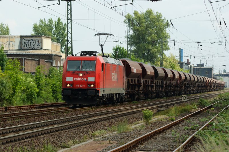 185 201-1 mit ihren Gz bei Dessau am 22.05.2009 