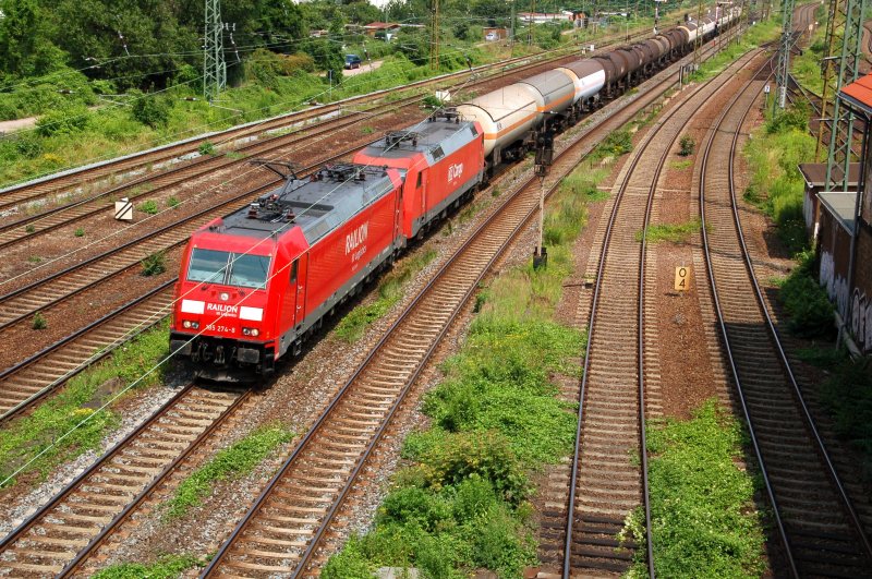 185 274 04:07:09 draws on a freight train, including 152er