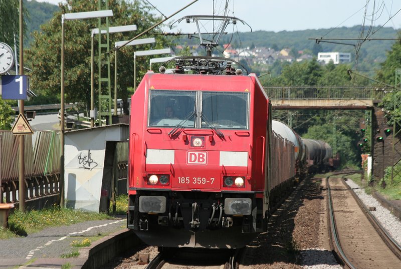 Die 185 359-7 zieht ihren gemischten G�terzug durch Erpel am