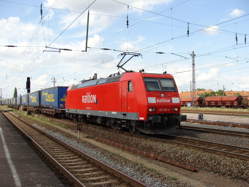 185 188-0 mit LKW Walter Ganzzug in Magdeburg-Rothensee. Fotografiert am