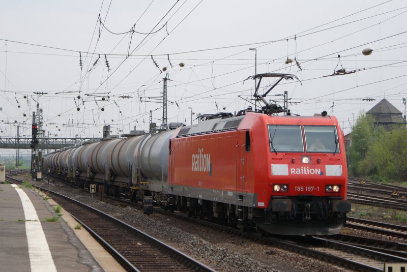 185 197-1 mit Kesselwagenzug in Mainz Bischofsheim am 16.04.2009 