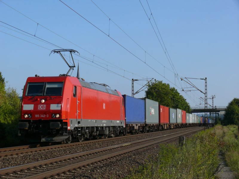 185 342-3 mit Containerzug bei Th�ngersheim, 18.08.2009 