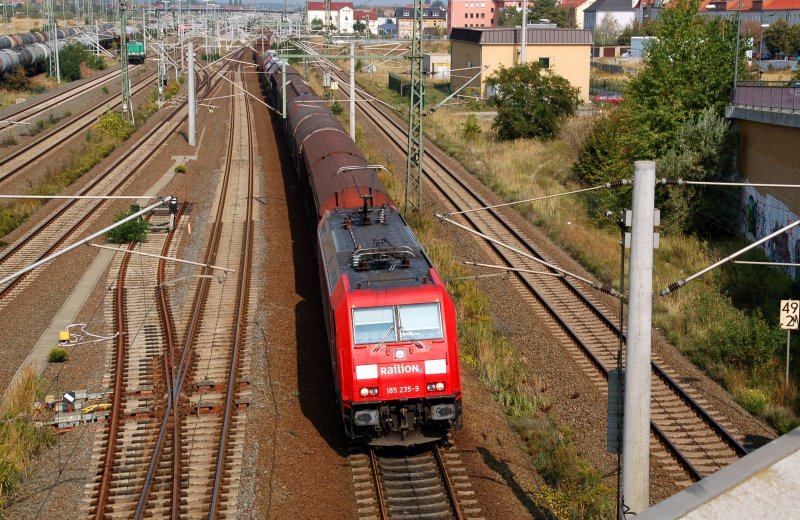 185 235 zieht am 20.09.09 einen G�terzug durch Bitterfeld Richtung