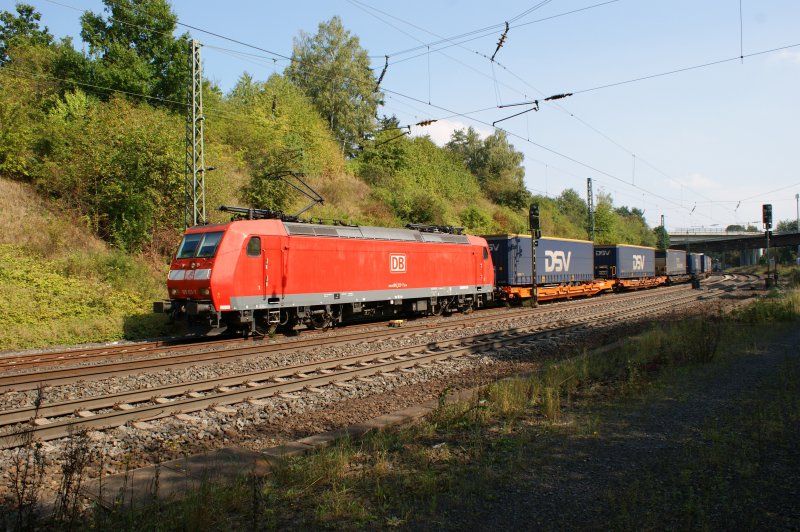 185 123-7 steht mit ihren Gz vor einen Roten Signal