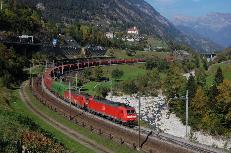 2 185er der DB mit einem G�terzug bei Wassen am