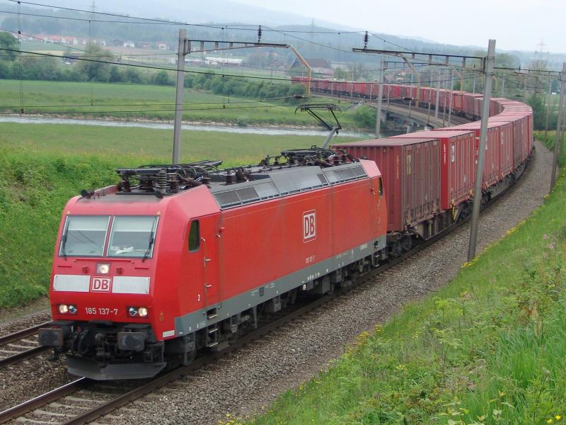 Br 185 137-7 �berquert am 16.5.05 die Reussbr�cke zwischen Oberr�ti
