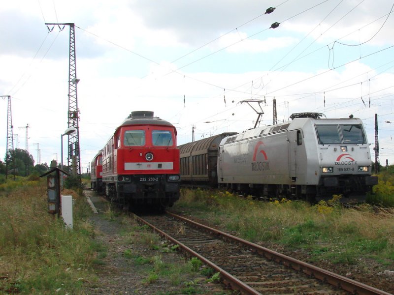 232 259-2 und 232 519-9, daneben f�hrt 185 537-8 von