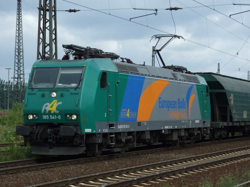 185 541-0 f�hrt durch Duisburg-Bissingheim  