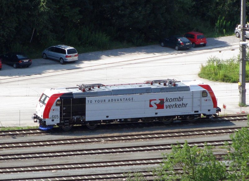 eine 185 von Kombiverkehr wartet in Bhf Kufstein am 1.August