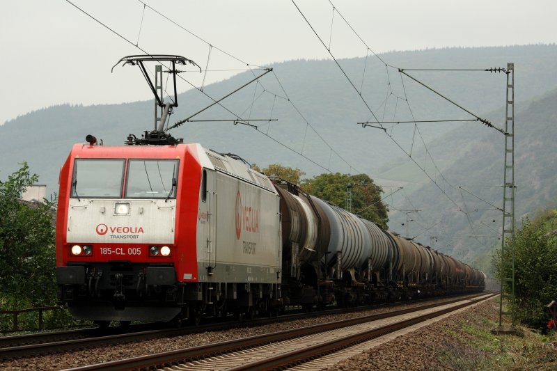 An einem wahrlich tristen Septembertag zieht 185-CL 005 von Veolia