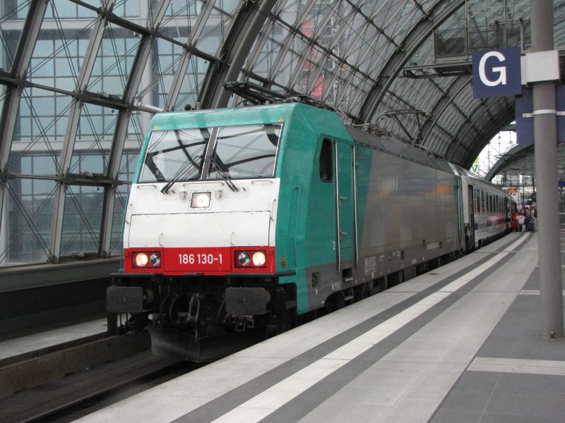 Diese BR 186 aufgenommen am 03.10.2009 am Berliner Hbf. zieht