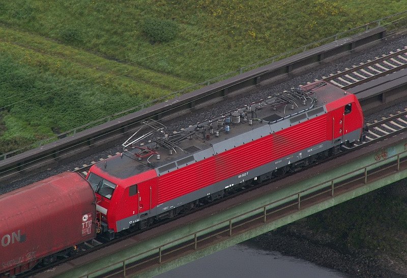 Diese 189er zieht einen G�terzug �ber den Rhein-Herne Kanal in