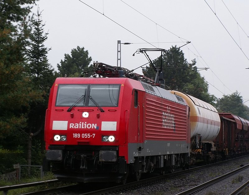 This 189er rushes, adorned with a freight train in Ratingen