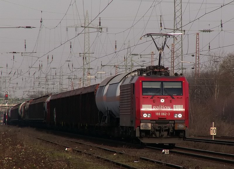 Behangen mit einem G�terzug rauscht diese 189er durch Ratingen. Das