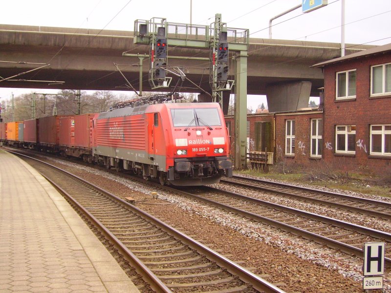 189 055-7 f�hrt mit Containern durch Hamburg-Harburg. 28.03.08 