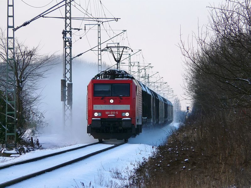 Nach heftigen Schneef�llen in der vergangenen Nacht rauscht diese 189er