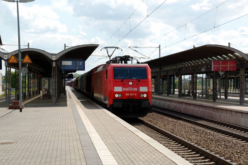 189 061 16:05:09 draws on a freight train through Bitterfeld