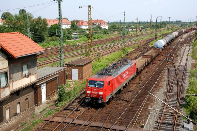 Am 04.07.09 zieht 189 010 ein G�terzug in den Rbf