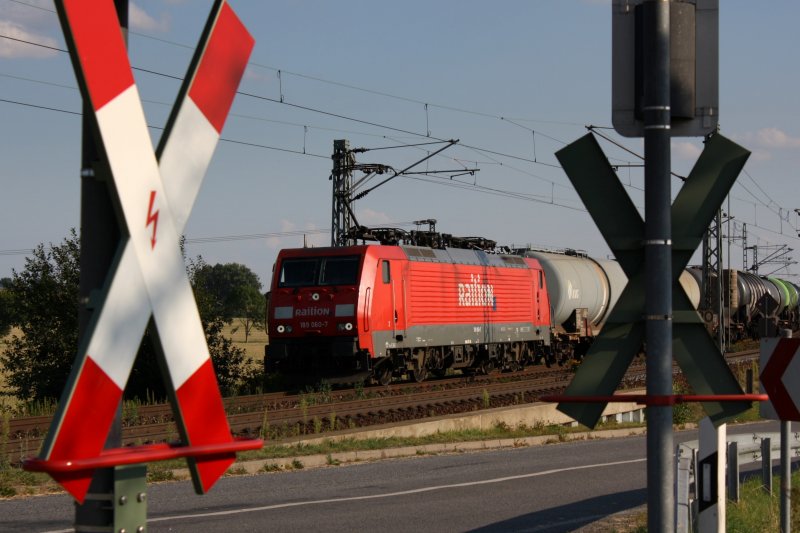 189 060 with a tank car at a railroad crossing