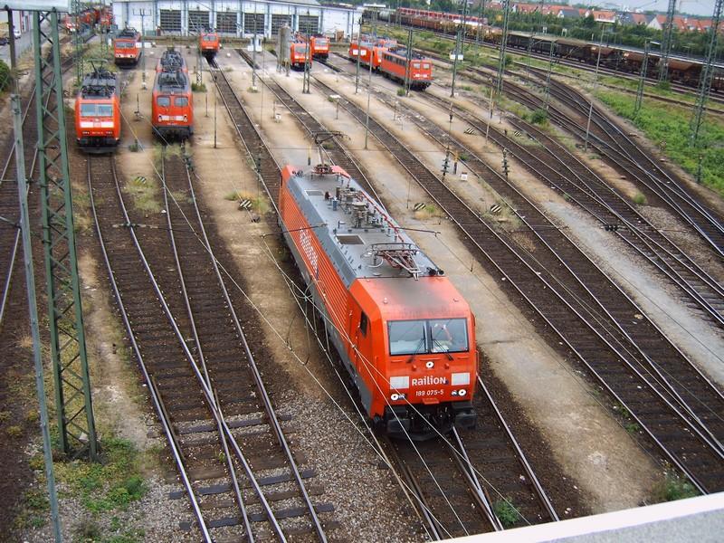 Die Br 189 075-5 rangiert am 11.6.05 im Rbf Mannheim.