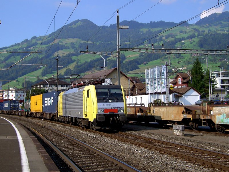 Die ES 64 F4-096 am 27.08.2008 mit einem Containerzug bei