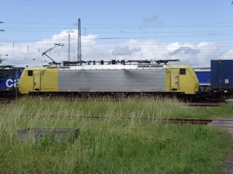 189 997-0 wartet mit ihrem Containerzug im Freiburger G�terbahnhof auf
