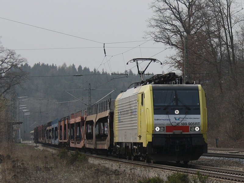 Die ES 64 F4-005 am 04.04.2009 mit einem G�terzug bei