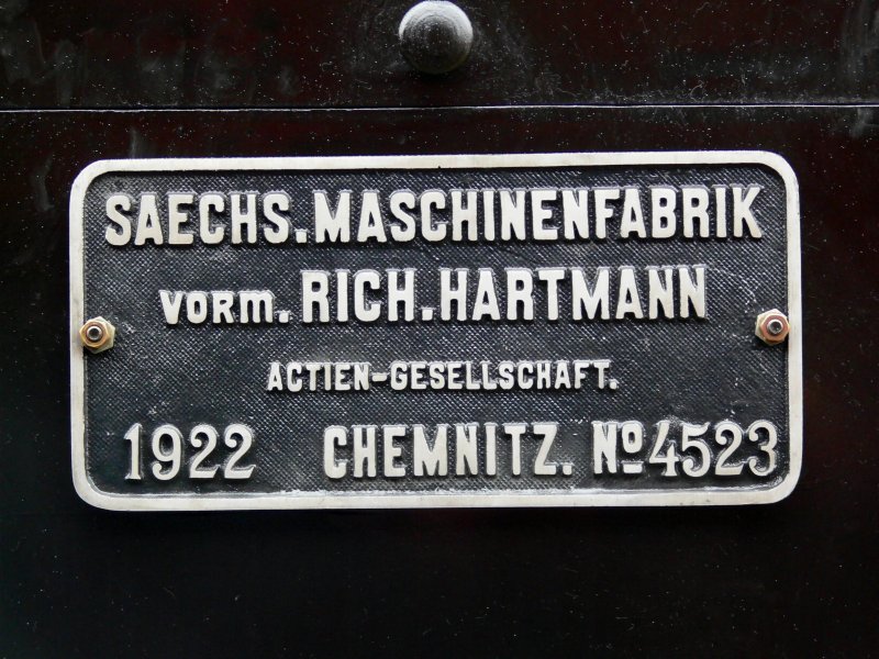 Fabrikschild von Lok 19 017. Maschine steht im Depot des