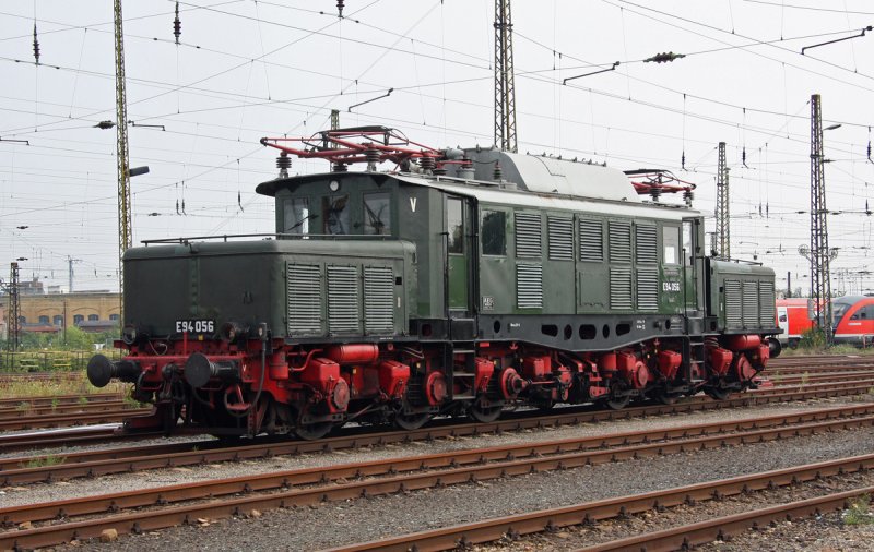 E94 056 steht am 11.08.2009 auf dem Vorfeld des Leipziger