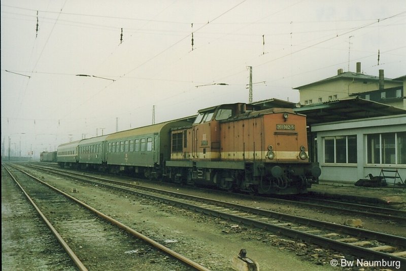 201 082 steht am 10.12.1994 in Naumburg (Saale) Hbf mit