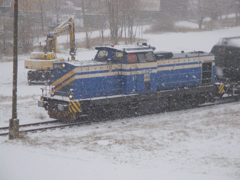Lok Nummer 1 der Magdeburger Hafenbahn zieht im Schneegest�ber einen