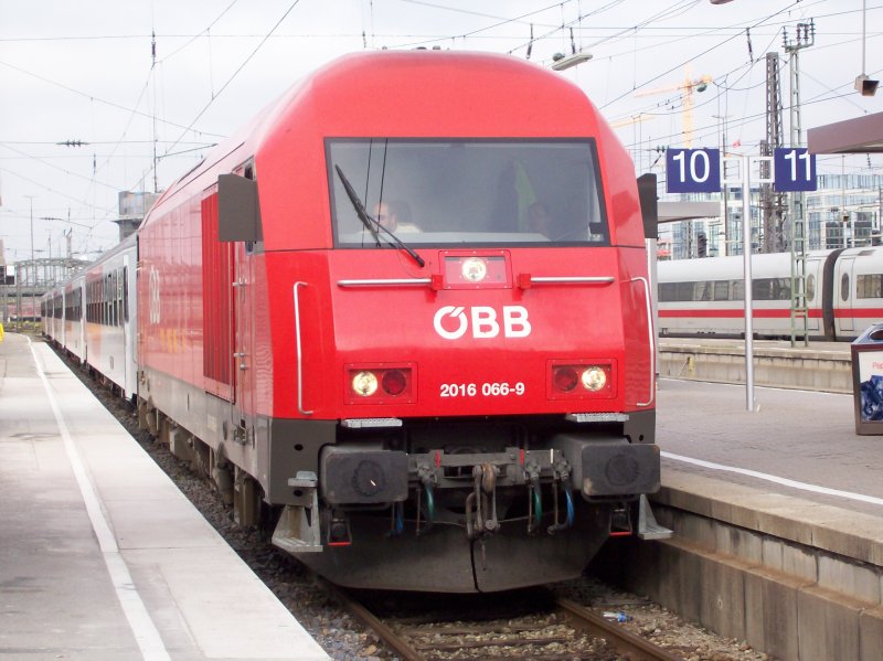 BR 2016 066-9 mit einer City Shuttle Garnitur am Holzkirchner