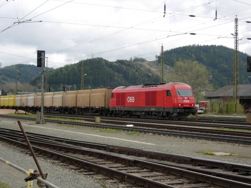 Eine �BB BR 2016 steht mit einem G�terzug in Knittelfeld