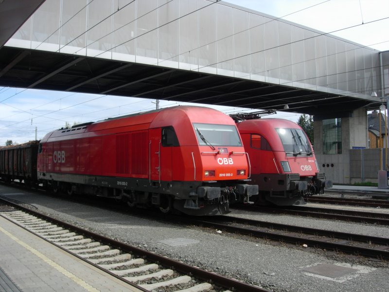 Die Br 2016 und Taurus 1116 geniessen die w�rmende sonne