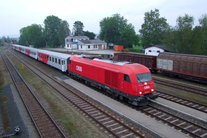 2016 064-4 ist mit E19718(Oktoberfestsonderzug)unterwegs nach M�nchen; 080927 
