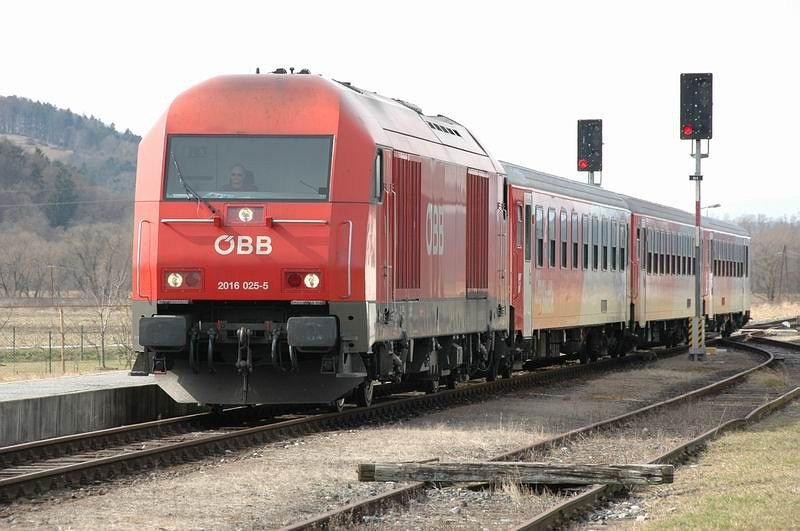 2016.025 bei der Einfahrt in den Bahnhof S�chau (Stmk.) am