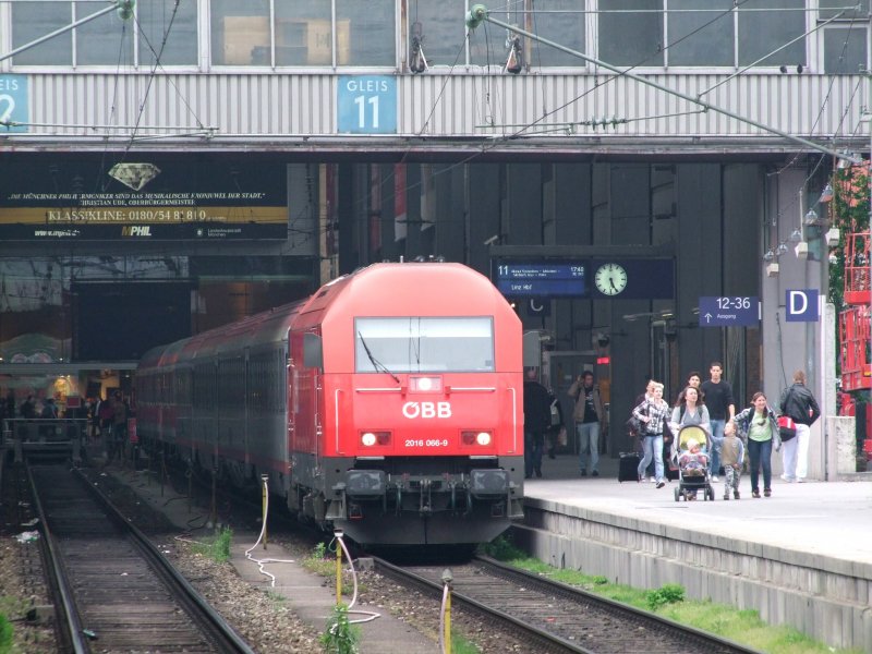 2016066-9 RE963 is provided with at Munich Hbf.Gl11; 090 515