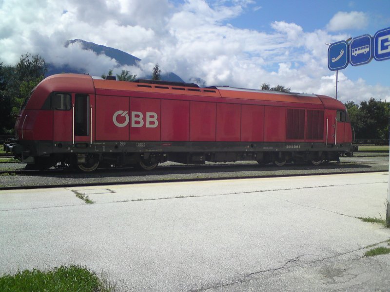 Eine �BB Hercules, die gleich an die zwei abgestellten G�terwagen