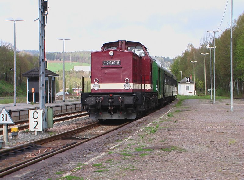 BR 112 656-5 von der Erzgebirgsbahn Chemnitz mit Foto-Personenzug
auf dem