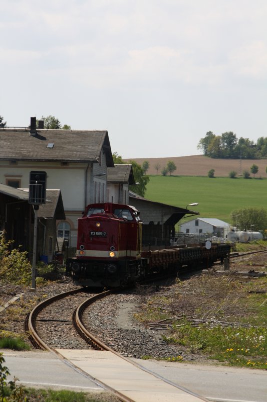 112 565-7 der Press verl�sst am 03.05.09 den ehemaligen Bahnhof