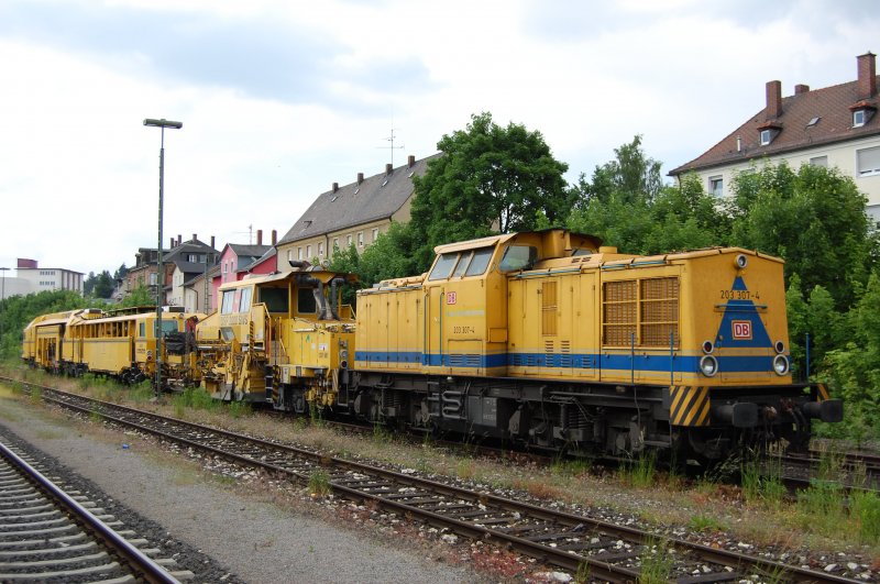 Am 31.05.2008 steht 203 307 mit ihrem Bauzug in Amberg.