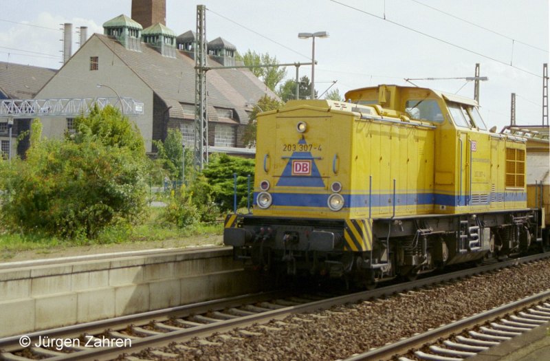 BR 203 307-4 durchf�hrt den Bahnhof Bad Nauheim (Sept. 2004)
