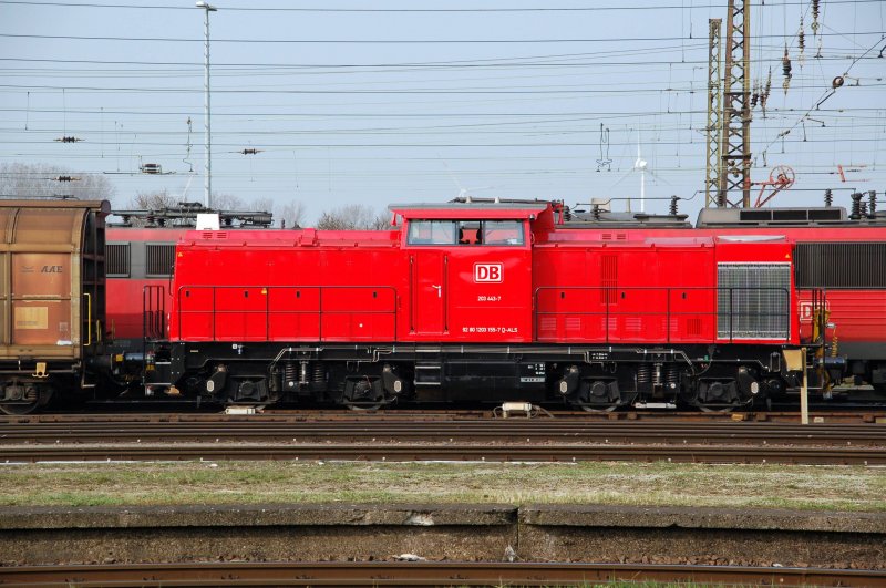 Close-up of 203 443 at 04:04:09 on Rbf Großkorbetha. (automatically