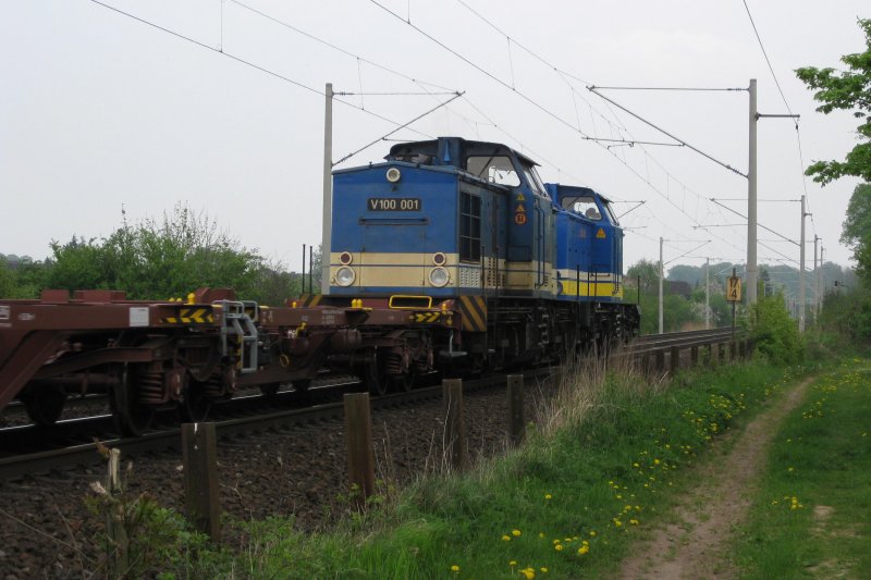 Nachschuss auf das V100 Doppel mit einem Containerzug am 29.04.09
